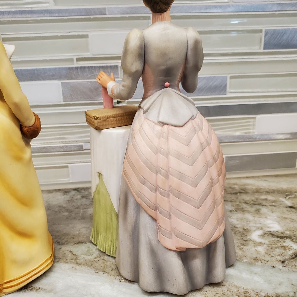 1981 & 1984 Avon Porcelain Women Figurines Avon - Picture 8 of 14